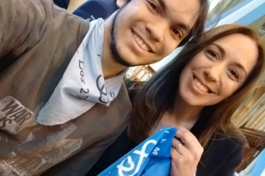 Vidal ratifica postura antiaborto: foto con pañuelo “pro vida” y reunión con arzobispo de La Plata