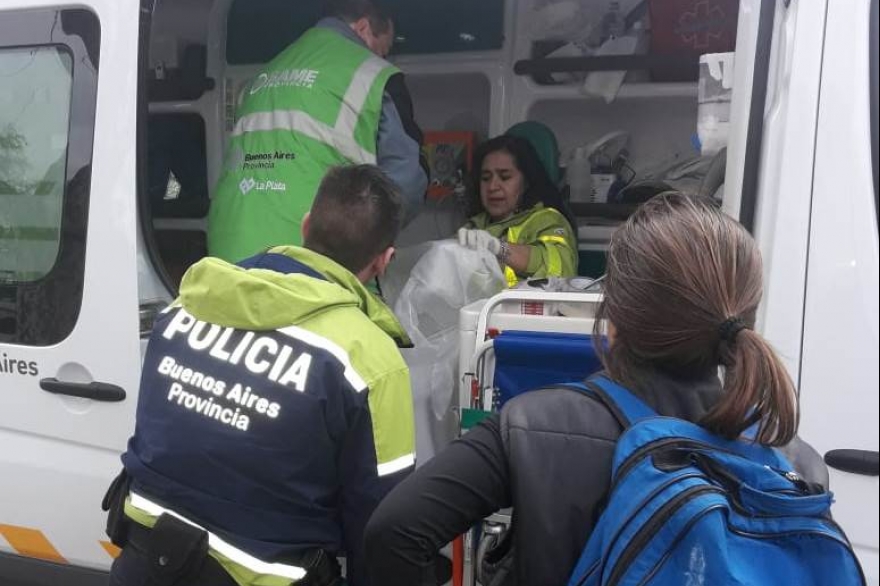 Policías asistieron a embarazada que dio a luz en plena vía pública de Ciudad de La Plata
