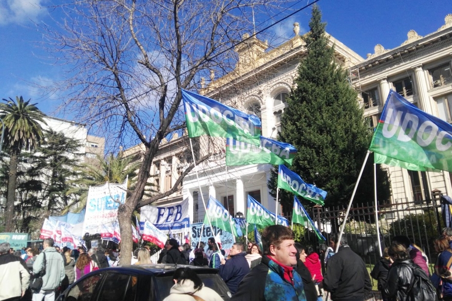 Docentes bonaerenses entregaron una nota en rechazo a "ajuste" en escuelas técnicas