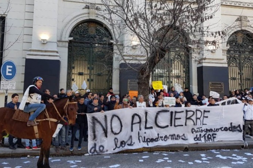 Trabajadores de hipódromos de Provincia protestan contra el recorte de fondos estatales al sector