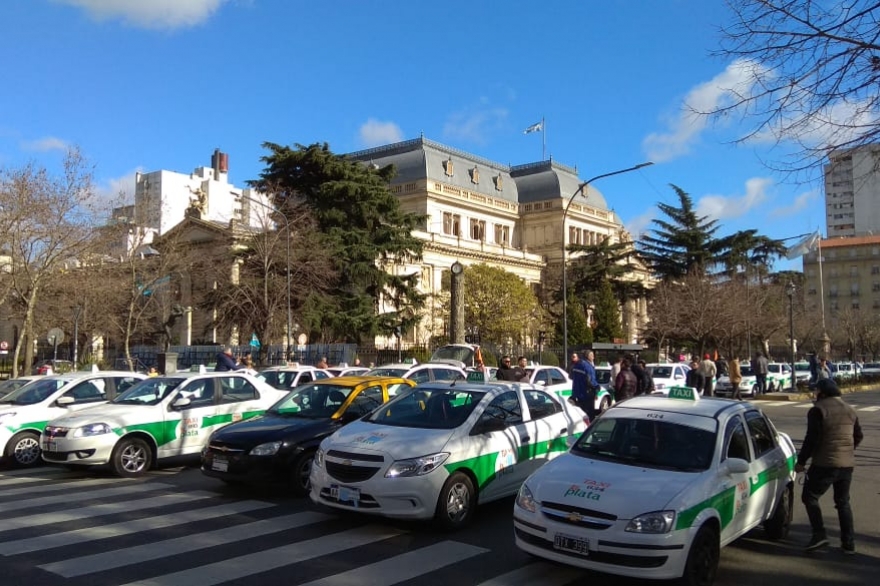 Gran movilización de taxistas en contra de posible desembarco de Uber en la Provincia