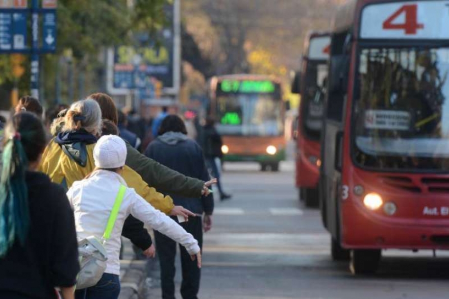 Comienza a regir el aumento para colectivos y trenes dispuesto por el Gobierno Nacional