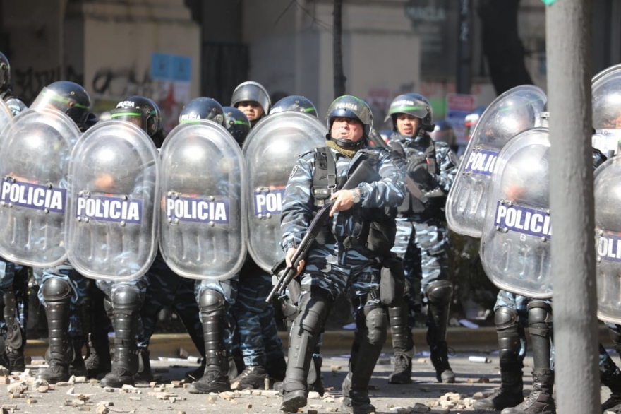 Caos, violencia y represión en la marcha de trabajadores de Astillero a la Gobernación