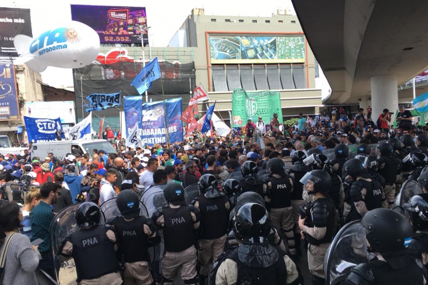 Tras momentos de tensión, la Policía les permite a manifestantes avanzar por Puente Pueyrredón