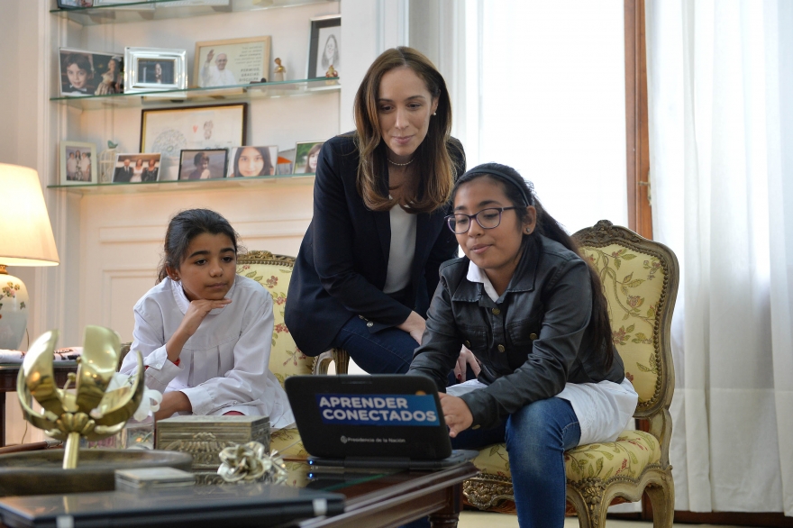 Vidal recibió a alumnas de cuarto grado que ganaron maratón de programación y robótica