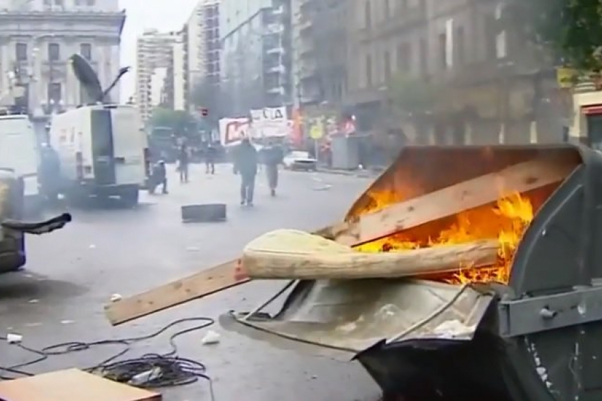 Tensión durante el debate del Presupuesto 2019: piedras y balas de gomas afuera del Congreso