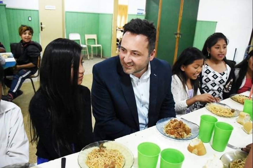 Fideos con albóndigas solo para el Intendente: polémica por trato especial en comedor escolar