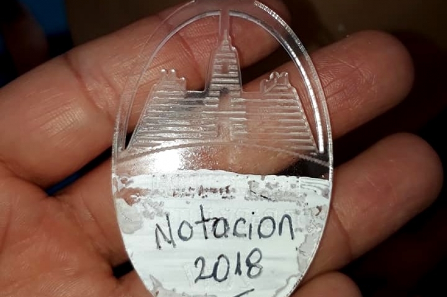 Indignación en Bahía por medallas usadas: las taparon con corrector para escribir nueva fecha