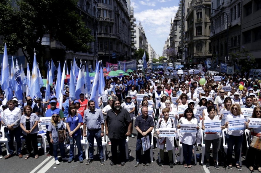 Docentes marcharon para exigir “salarios dignos”: afirmaron que adhesión al paro fue “altísima”