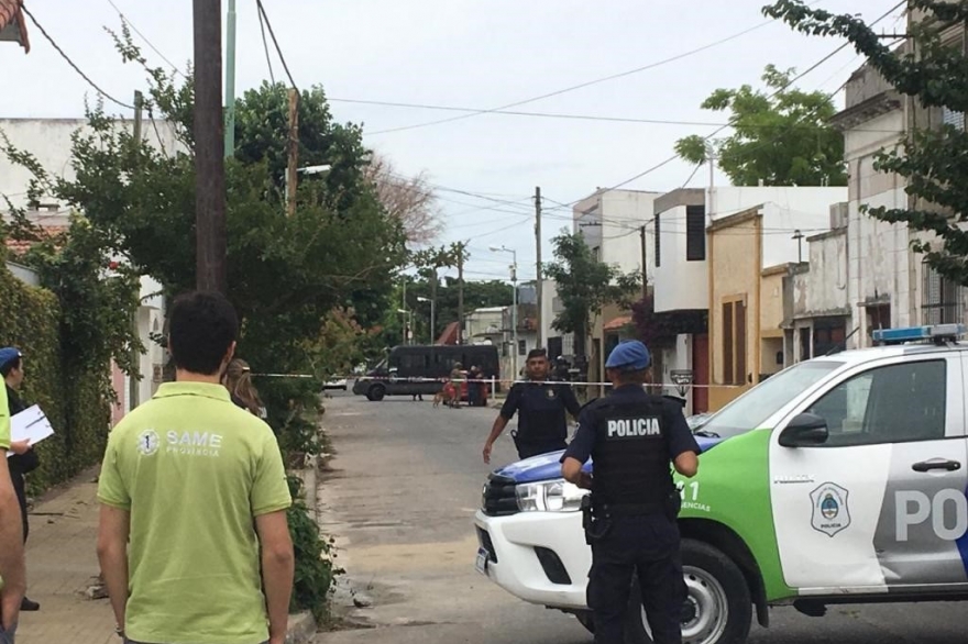 Tensión en Tolosa: un hombre asesinó al hijastro, hirió a su mujer y se atrincheró en la casa