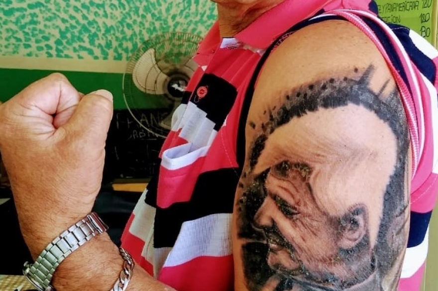 Las promesas hay que cumplirlas: jubilado de San Fernando se tatuó la cara del intendente en el brazo