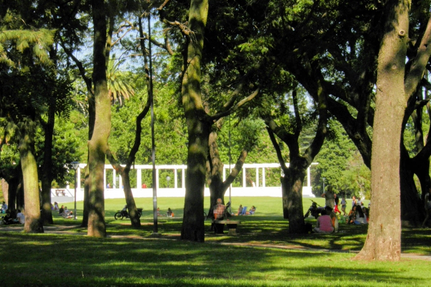 Preocupación en La Plata por “el loco de la bici”: acuchilla a mujeres en la zona del parque Saavedra