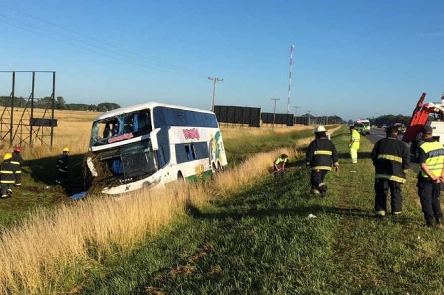 Accidente rumbo a Mar del Plata: volcó un micro, varios heridos, tres de gravedad