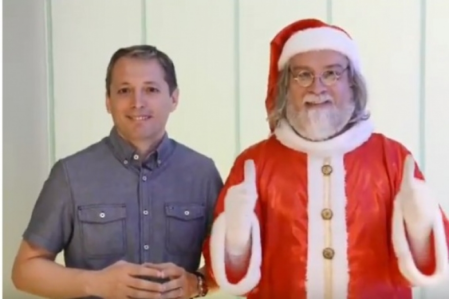 Junto a Gray, el Papá Noel de Macri cambió su cara de enojado por una sonrisa