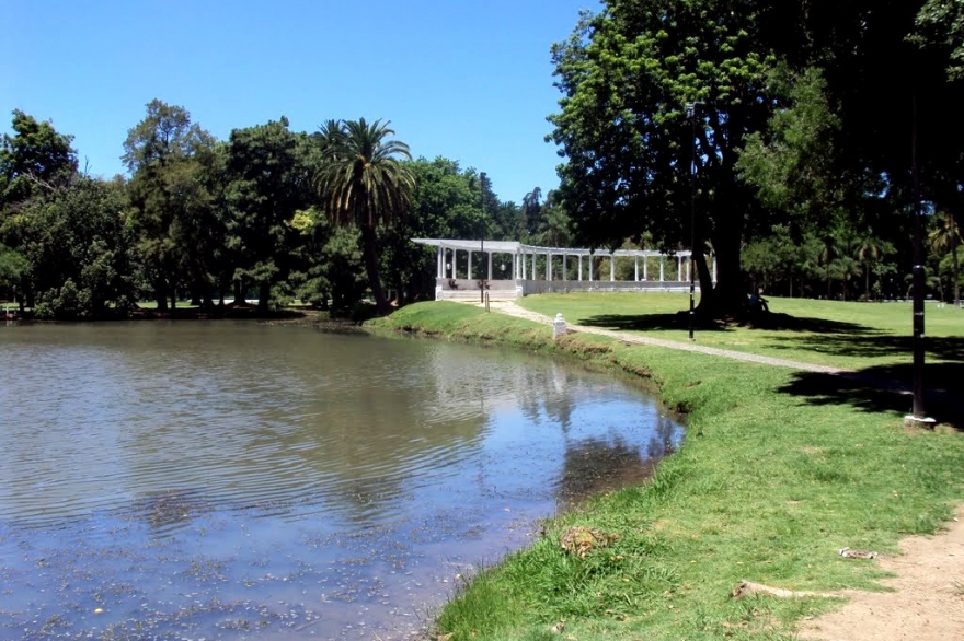 Horror en La Plata: conmoción por hallazgo de un hombre ahorcado en parque del centro