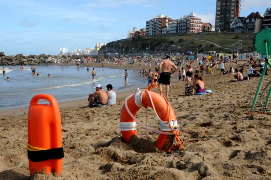 Más problemas en la temporada de Mar del Plata: guardavidas van al paro por “tiempo indeterminado”