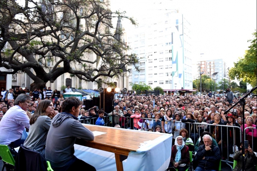 ¿Empezó su campaña?: Kicillof desembarcó en Mar del Plata con duras críticas a Vidal