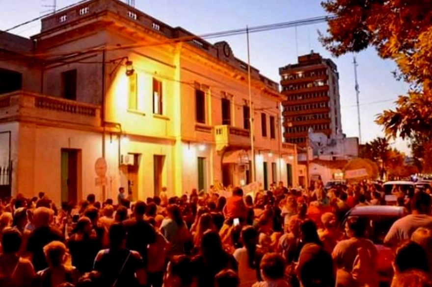 Escándalo en Chacabuco: marcha por un femicidio terminó con la casa de Aiola escrachada