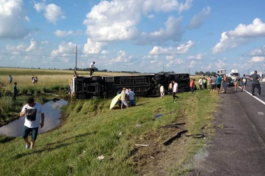 Tragedia: un micro volcó a pocos kilómetros de Las Flores y murieron cinco personas