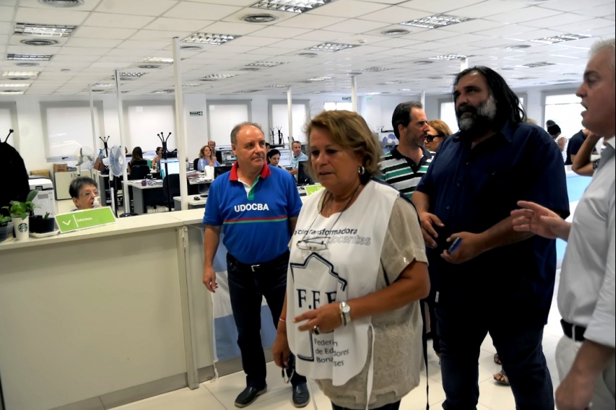 Conflicto docente: reunión fallida, SAME y Petrocini encerrada en ascensor de Trabajo