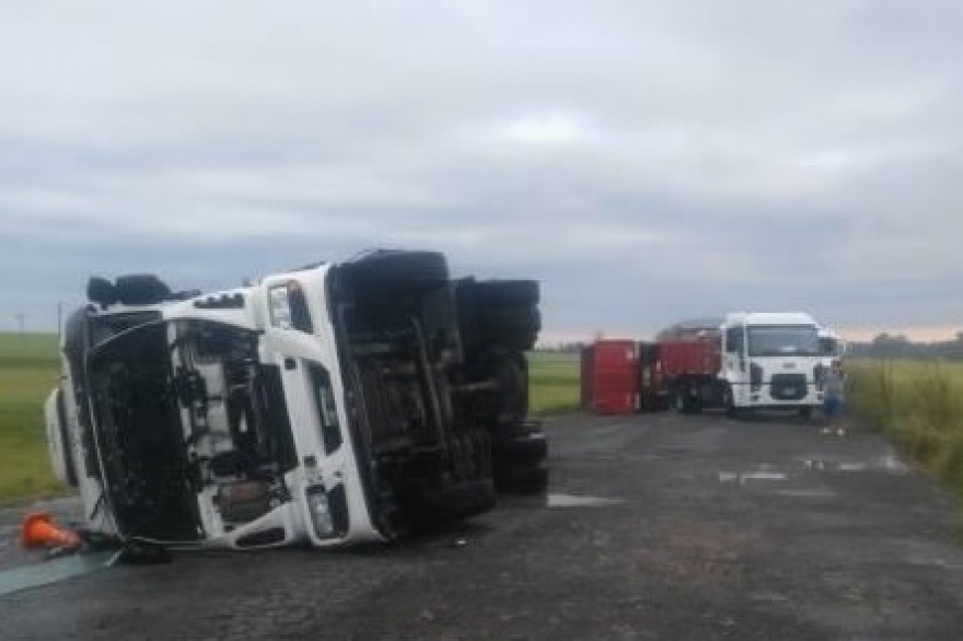 Como en una película: un tornado azotó Azul y volcó cinco camiones en la ruta 3