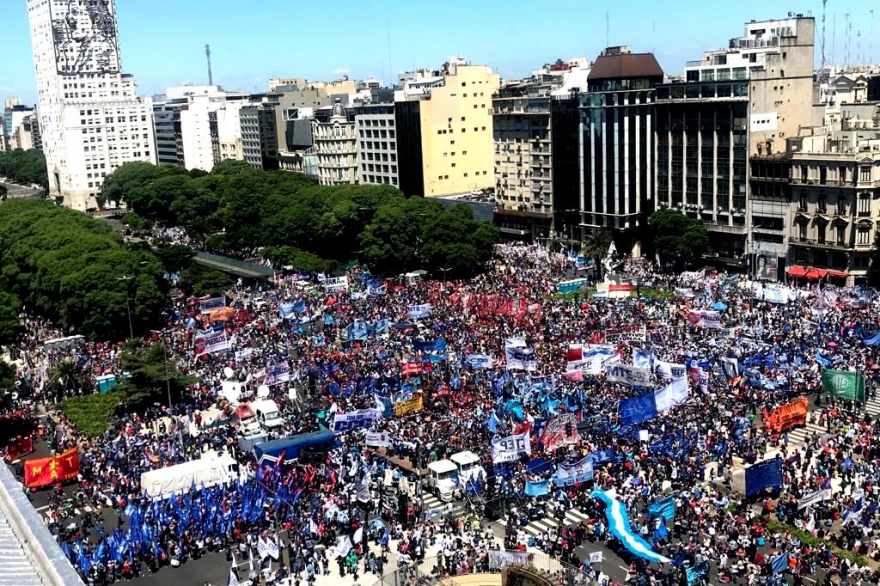 Bajo el lema #TierraTechoTrabajo, una multitud de movilizó contra los tarifazos