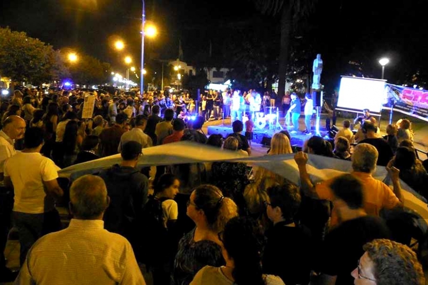 Masiva pueblada en Benito Juárez: cientos de vecinos marcharon contra cierre de fábrica