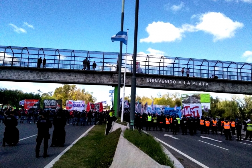 Corte en Autopista Buenos Aires - La Plata: movimientos sociales marchan contra la pobreza