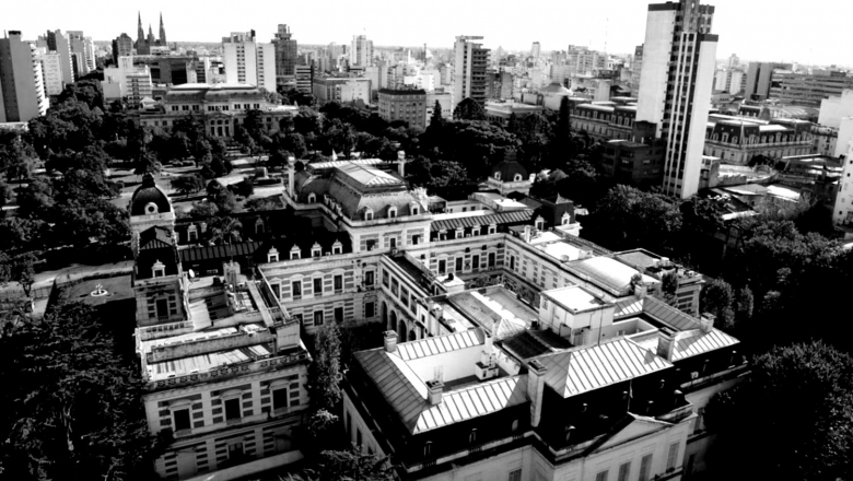 El oficialismo proyecta y la oposición busca ordenarse