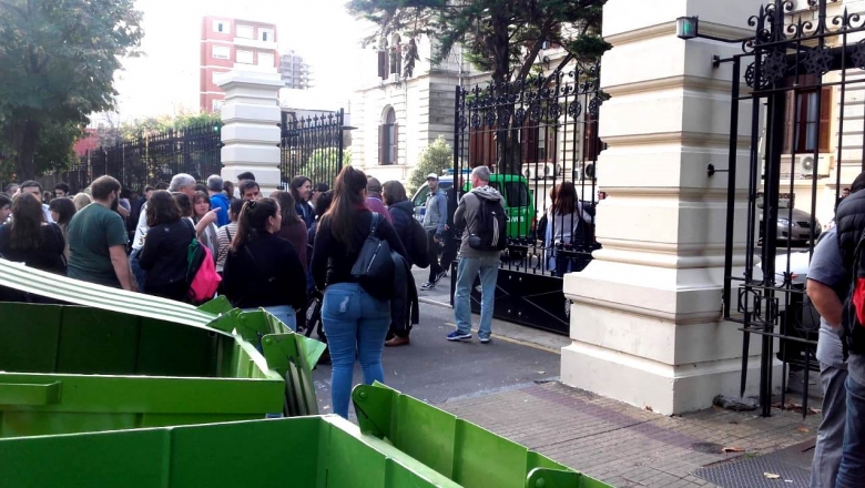 Video: caos y preocupación por amenaza de bomba en la Cámara de Diputados bonaerense