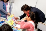 Espinoza enfrenta los recortes de Milei con la entrega de material a escuelas públicas de La Matanza