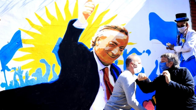 Insaurralde y Máximo recorrieron una galería a cielo abierto con murales de Néstor Kirchner