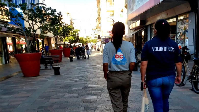 Defensa Civil de Pergamino recorre las calles de la ciudad repartiendo barbijos y alcohol en gel