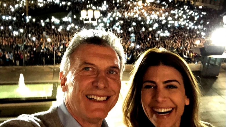 Masiva movilización en apoyo a Macri: saludo desde el balcón de la Casa Rosada