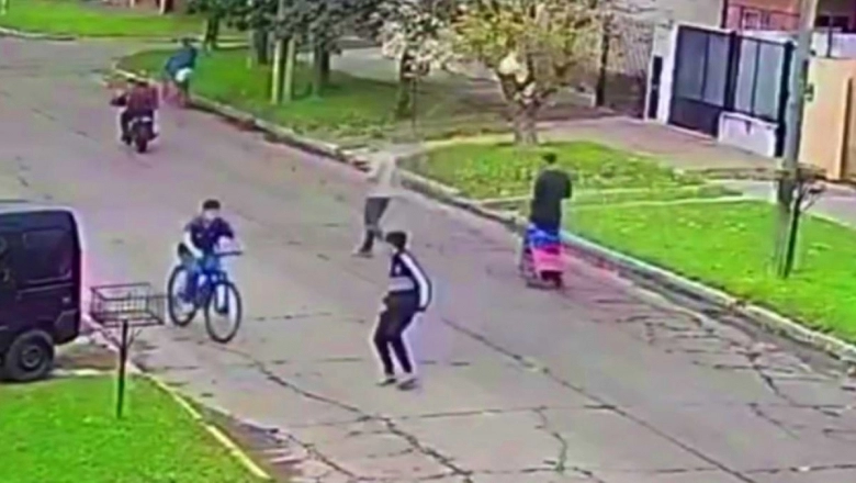Futuro oscuro: adolescente iba al colegio en bicicleta y fue atacado por chicos que le robaron todo