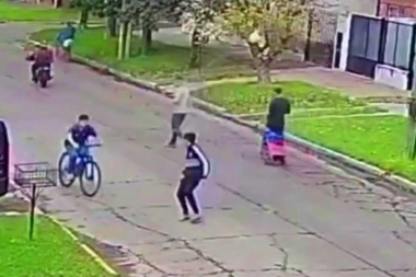 Futuro oscuro: adolescente iba al colegio en bicicleta y fue atacado por chicos que le robaron todo