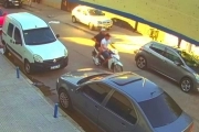 Con una arriesgada decisión, un automovilista dejó "pagando" a una pareja de motochorros