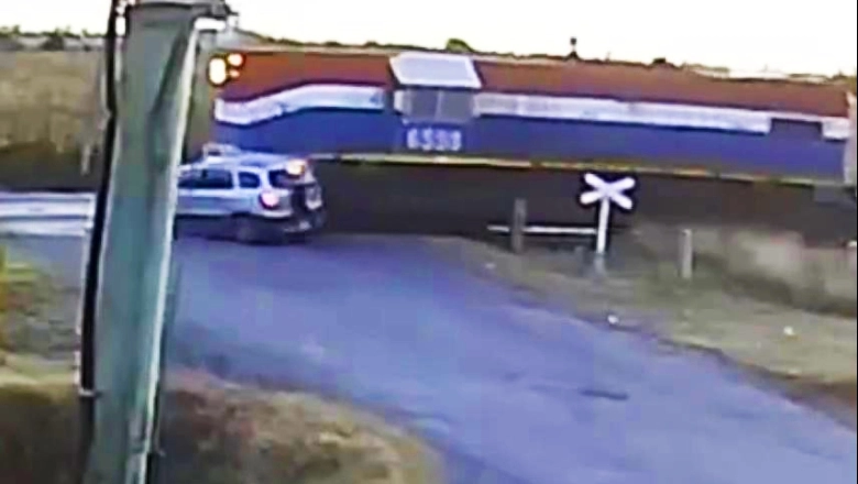 Un tren arrolló una camioneta en la que viajaban adultos mayores