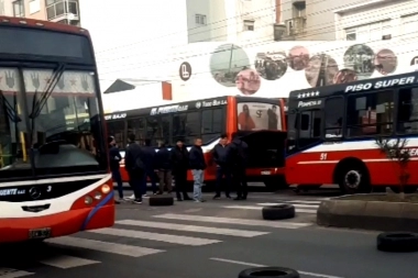 Video: en Lanús balearon a un colectivero y cuatro líneas iniciaron un paro