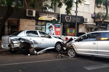 Boedo: se quedó dormido y chocó dos autos estacionados