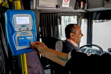 Para enfrentar el ajuste de Milei, Kicillof seguirá subsidiando al transporte público en el Interior