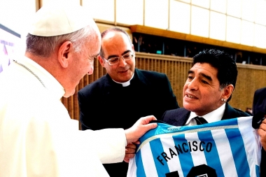 Bendecidos por el papa: Francisco envió un rosario a la familia de Diego Maradona
