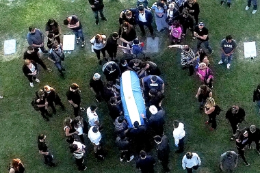 Unos 200 policías custodian acceso al cementerio donde descansan los restos de Maradona