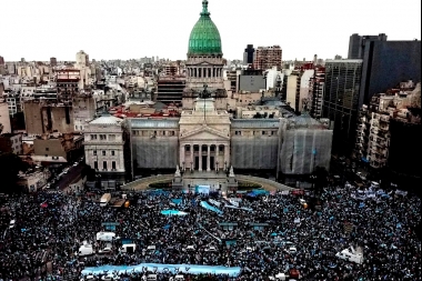 Pañuelos celestes: masiva marcha al Congreso contra la legalización del aborto