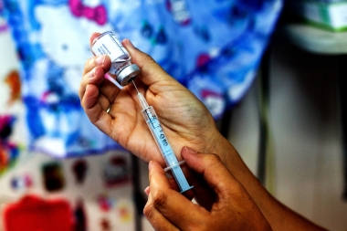 Escándalo por 400 vacunas descartadas en Olavarría tras perder la cadena de frío