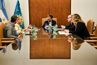 Bianco recibió a intendentes y firmó convenios con Laprida, Tapalqué y Maipú