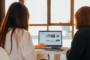 Vicente López lanzó la preinscripción de cursos de capacitación en Inteligencia Artificial para mujeres