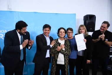 De gira por la Cuarta, Kicillof entregó escrituras en Arenales y recibió elogios de intendenta UCR