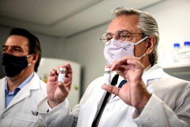 Alberto recorrió los laboratorios donde se desarrolló el suero hiperinmune anti Covid