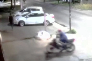 Carambola infernal: motochorro asaltó a un joven que corrió por la acera, luego le interceptó a una mujer